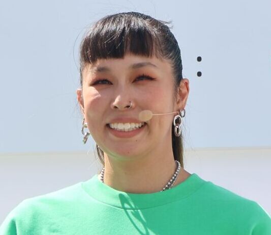 人気歌手　１４歳年上夫＆子どもたちの顔出し家族ショットがステキ！「幸せあふれ出てる」結婚１１年(スポーツ報知)