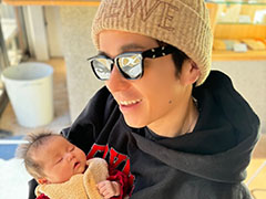 藤森慎吾、第1子長女との2ショットが完全に“パパの顔”「妻に続き愛おしい存在」　“初めてのお散歩”で寝ている娘を優しく抱っこ(ねとらぼ)