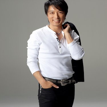 63歳ダンディー俳優、17歳年下の容姿端麗な妻の顔公開…〝寄り添いショット〟にファン歓喜「素敵なご夫婦」「結婚13周年おめでとう」(西スポWEB OTTO！)