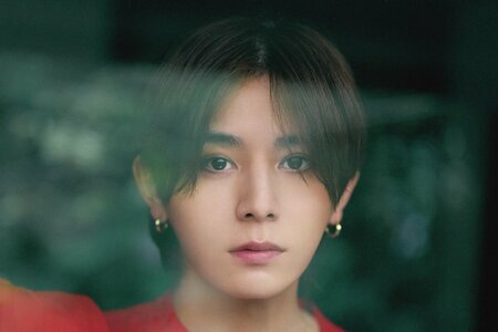 山田涼介 物憂げな表情＆鮮やか赤シャツのギャップにキュン「VOCE」連載で「前向きな孤独」表現(LIMO)