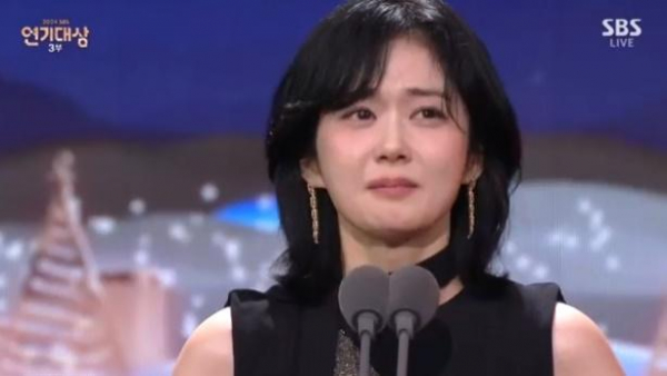 チャン・ナラ「2024 SBS演技大賞」で初の大賞を受賞し涙…パク・シネは夫に感謝(Kstyle)