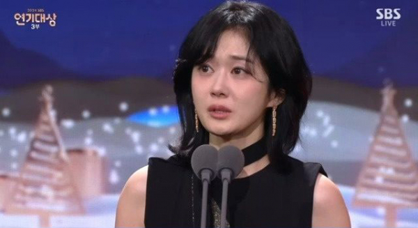 「信じられない」…チャン・ナラ　デビュー23年で「SBS演技大賞」に涙(朝鮮日報日本語版)