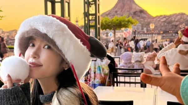 「おててが可愛い」舟山久美子 3歳長男とクリスマスディズニー満喫！仲良く寄り添うショットや久々の“くみっきーポーズ”披露(めざましmedia)