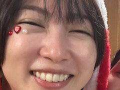志田未来、結婚発表した親友・川島海荷とクリスマスショット！　ついに2人とも既婚者に……「目元のシール可愛い」「夫最高やん」(ねとらぼ)