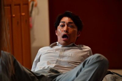 榮倉奈々の奇行にノリで太刀打ち!?安田顕がおもしろリアクション連発（Movie Walker）