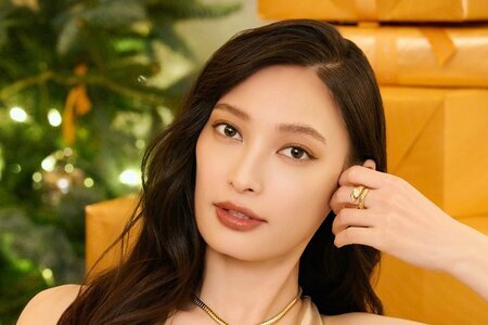 大政絢 美ボディ露出したゴージャスドレス姿にうっとり！ブルガリジュエリーまとってスイートルームでクリスマス(LIMO)