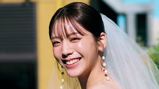 「実は結婚式挙げました！」貴島明日香 “美背中”見せたウエディングドレス姿を披露「最高に幸せそうな花嫁さん！」(めざましmedia)