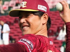 パパの遺伝子すごい！　岩隈久志、クリスマスの家族ショットが“華麗なる一族”すぎる　21歳長女はスタイル際立つパンツ姿(ねとらぼ)