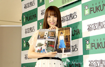 菅井友香、初写真集メンバーの評価上々「くびれ凄いねと褒められ嬉しい」（MusicVoice）