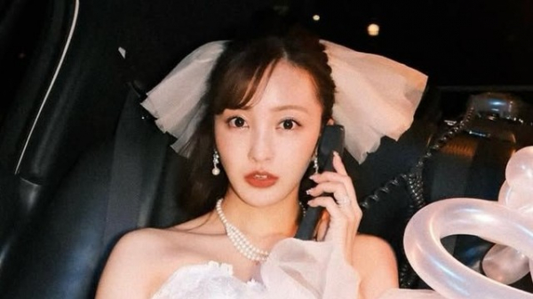 板野友美 披露宴お色直しで娘とおそろい理想のドレス姿＆母手作りアクセ披露！二次会でのミニドレス×リボンスタイルも(めざましmedia)
