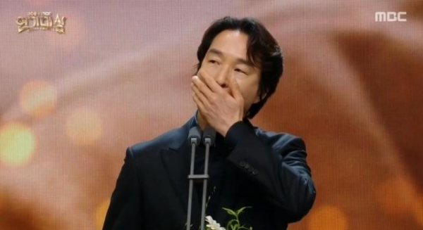 ハン・ソッキュ「2024 MBC演技大賞」で大賞を受賞…旅客機事故に言及し涙も(Kstyle)