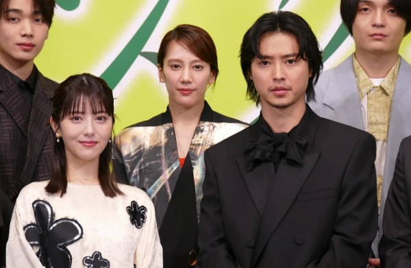 山﨑賢人、新年の抱負は「ヘビのように脱皮」　浜辺美波は福田雄一監督の“洗礼”明かす【「アンダーニンジャ」完成報告会見】(映画.com)