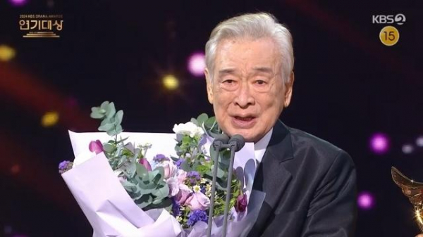 イ・スンジェ「2024 KBS演技大賞」で大賞を受賞…90歳で成し遂げた快挙に俳優たちも涙(Kstyle)