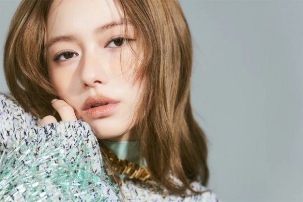 【山本舞香さん】GUCCIのリップ×クチュール仕立てのセットアップでセンシュアルに(MAQUIA　ONLINE)