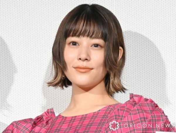 “新婚”高畑充希、パリ散策のオフショに反響「撮影係は岡田くんですか？」「尊い」　夫・岡田将生が公開した夫婦ショットも話題(オリコン)