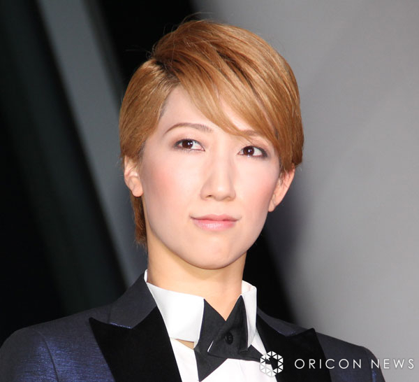 元宝塚トップ真風涼帆、挙式で純白ドレス姿　潤花と“逆”2ショット実現に「やば…素敵すぎて涙が」(オリコン)