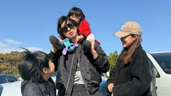 川崎希の夫・アレクサンダー 家族4人で江の島満喫ショット披露！子供たちとの仲睦まじい様子に「素敵なファミリーショット」(めざましmedia)