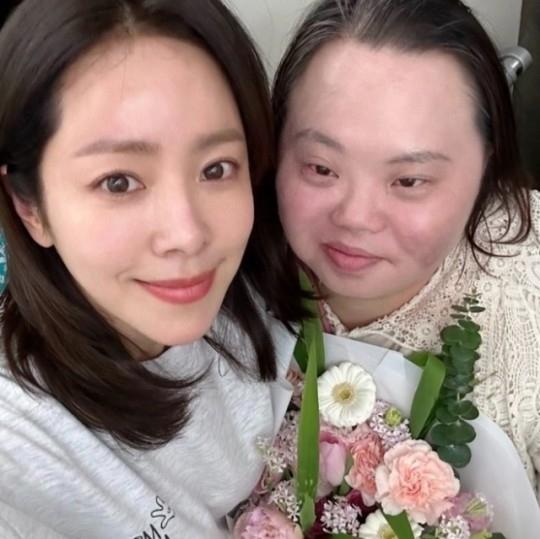 「私たちのブルース」でハン・ジミンと双子役で共演…ダウン症の芸術家チョン・ウネ、結婚を発表(Kstyle)