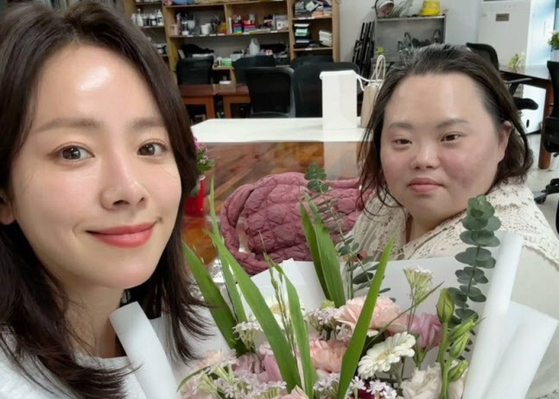 発達障害をもつ画家のチョン・ウネさん、５月に結婚…ドラマ『私たちのブルース』女優ハン・ジミンの姉役(中央日報日本語版)