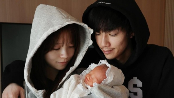 すでに“ばんばんざいポーズ”をマスター？！ぎしの妻・桜井美悠 退院した日の家族3ショットを公開し「2人に似ててほんとにかわいい」とファン歓喜(めざましmedia)