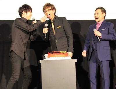 山寺宏一、梶裕貴からファーストバイト！サプライズ誕生祝いに「おいしーい」と感激（Movie Walker）