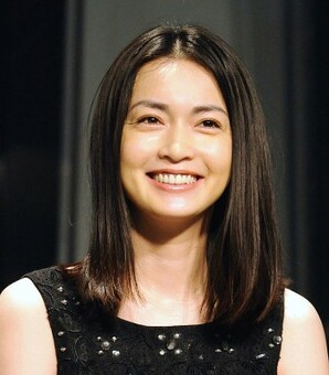 長谷川京子、ファミレスランチで“美デコルテ”を大胆披露！「ほかのお客様に2度見されませんでしたか？」(現代ビジネス)