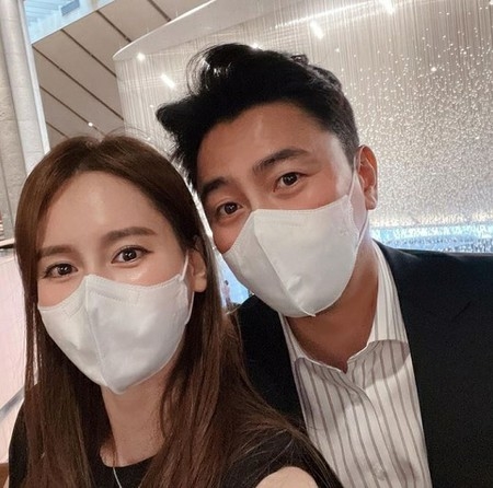 元サッカー韓国代表アン・ジョンファン×元ミスコリアーイ・へウォン、美男美女夫婦の結婚20年記念写真(WoW!Korea)