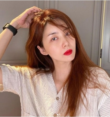 ‘俳優ハン・ジェソクの妻’女優パク・ソルミ、「子供たちを寝かせてからレッドリップ塗ってみました」…女優キム・ソンリョンに似ている近況(WoW!Korea)