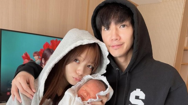 ばんばんざい・ぎし＆桜井美悠 家族3人でお宮参りへ！スーツ姿の夫婦ラブラブショットに「幸せが溢れてる」「愛おしすぎる夫婦とべびたん…」(めざましmedia)
