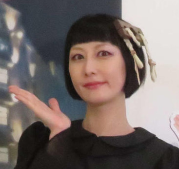 44歳女性タレントが大胆喫煙姿を公開！電子タバコくわえ「カワゆす」「美人」「カッコいい」(日刊スポーツ)