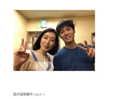 劇中とのギャップがすごい　不倫ドラマ“あな家”、茄子田家がクランクアップで満面の笑み（ねとらぼ）