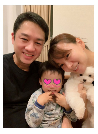 保田圭、結婚8周年の“青銅婚式”で家族ショット　家でのすっぴんに苦笑「少しくらいメイクしなきゃ」(ねとらぼ)