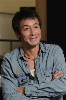 吉田栄作と内山理名が熱愛！　Ｗ杯の熱戦に負けない熱～い１３歳差カップル誕生（サンケイスポーツ）