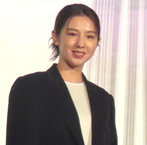 桜庭ななみから本名で活動の宮内ひとみ　地下鉄ショットに「すれ違ったら腰が抜ける」(日刊スポーツ)