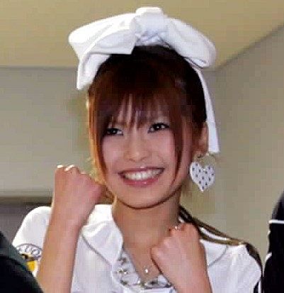 昨年人気アイドルと電撃結婚、2月に妊娠発表の女性アーティスト！パッションティー片手にキャミソール姿の自撮り公開！「色っぽい」「憧れのママ」(西スポWEB OTTO！)