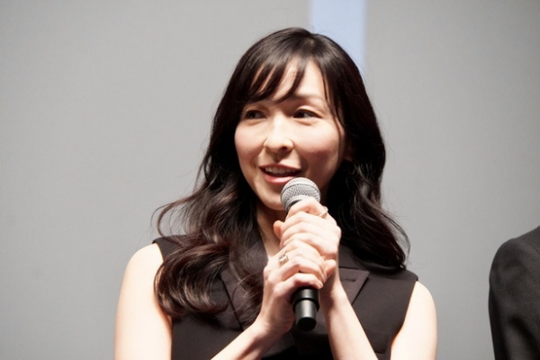 バーで“大人の距離感”…麻生久美子＆大倉孝二、お酒片手の仲良しツーショットに「お似合いです」＜魔物＞(WEBザテレビジョン)