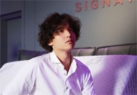 俳優ウォンビン、9か月ぶりに公式の場に登場…ウェーブヘアに視線集中（WoW!Korea）