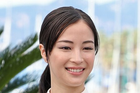 広瀬すずの雰囲気ガラリ！ルイ・ヴィトンの爽やか白ドレス＆妖艶な黒ドレスで10年ぶりカンヌに降臨 神々しい美しさが話題に(LIMO)