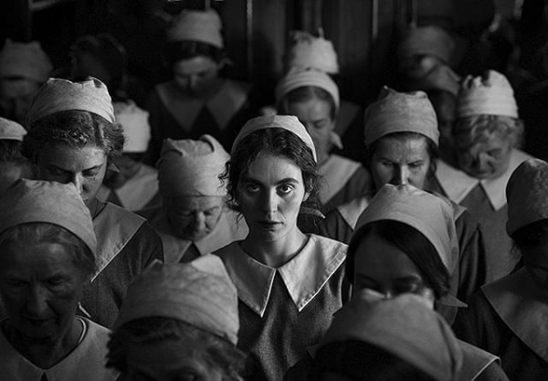 【「ガール・ウィズ・ニードル」評論】善と悪、光と闇の境界を分かつ一本の針(映画.com)