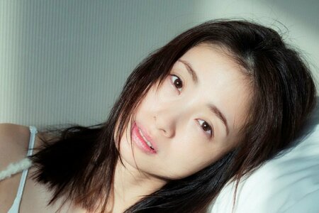「年とってんの？」39歳・上戸彩がタイトファッションで抜群スタイル披露！15年ぶり写真集が「すごく綺麗」とSNSで話題に(LIMO)