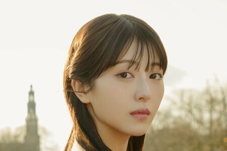 浜辺美波 背中チラ赤ブラウスでアムステルダムに降臨「本当に綺麗」「素敵すぎ」と話題に 25歳記念写真集(LIMO)