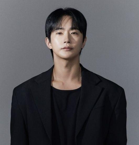 俳優チョン・ホジュン、演劇を自ら降板…元恋人の主張に再び反論「女を殴る男ではない」(Kstyle)