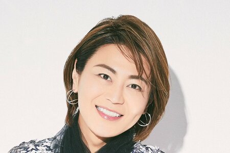 47歳 氷川きよし 超ミニ丈ショーパンから圧巻美脚！衝撃全身ショット披露 「原点の地」地元・福岡へ(LIMO)