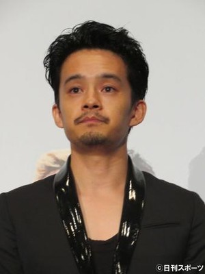 池松壮亮「知らない人の髪の毛食べ臭く屈辱だった」（日刊スポーツ）