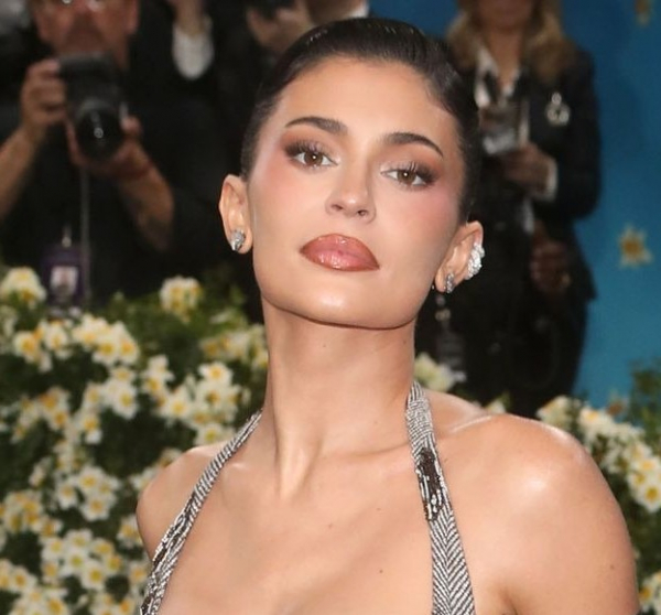 カイリー・ジェンナー、豊胸手術の詳しい内容を初告白　「完璧な胸」と褒められたことがきっかけに？(ELLEgirl)