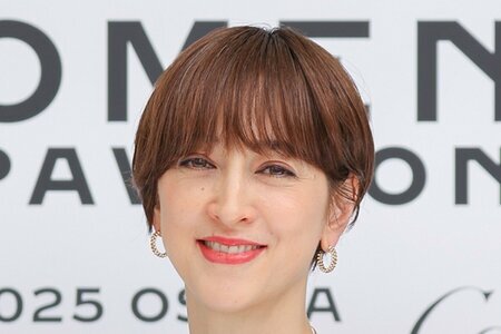 47歳・滝川クリステル 上品ネイビードレスで万博へ 日仏つなぐ”大役”「いつもお綺麗で素敵」とSNS絶賛 夫は小泉進次郎農相 2児の母(LIMO)