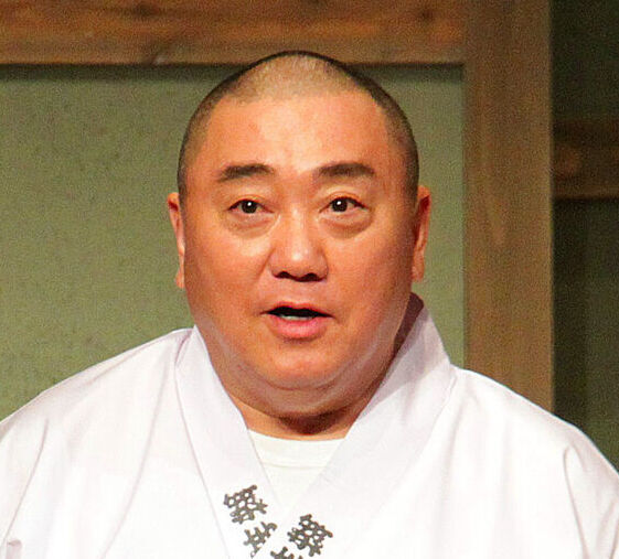 山本圭壱、愛娘を抱っこするベテラン芸人を公開　笑顔の長女がカワイイ～「本当にお利口さん」(スポーツ報知)