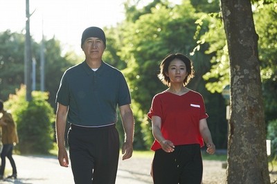 ジャージ＆牛の着ぐるみ姿の草刈正雄！　「体操しようよ」場面写真披露（映画.com）