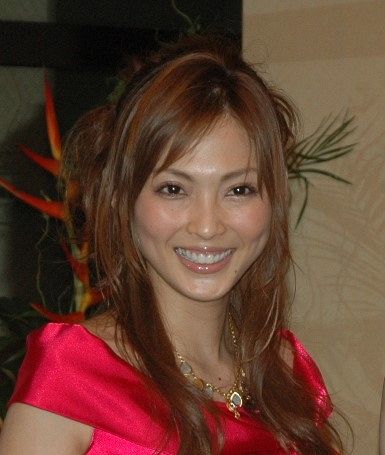 夫はプロ野球選手、元「CanCam」45歳モデル妻〝白肌死守〟私物アイテムに反響「これで完璧」「センス良い」「本当に努力家」(西スポWEB OTTO！)