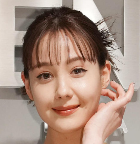 「変わりすぎ…」33歳女優が衝撃“顔面整形”ビフォーアフター写真を公開(日刊スポーツ)
